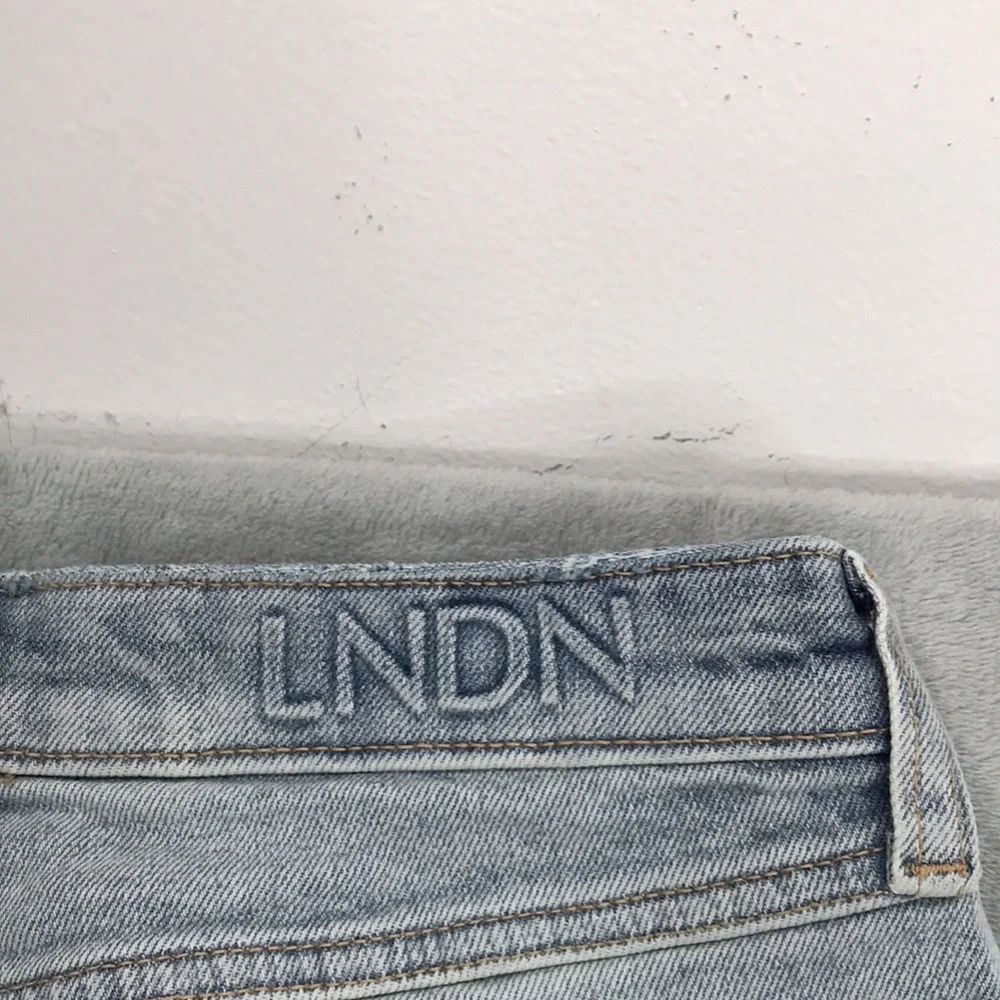 LNDN Denim Distressed Light Wash Straight Jeans Size 27 New